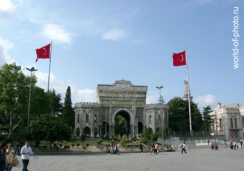Стамбульский университет на площади Беязит